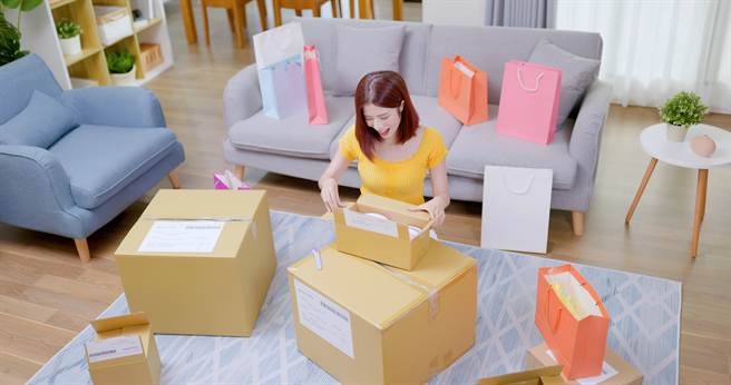 年底前如果收到错误的包裹、和老友重逢、食欲变好、家中有新生儿、家中植物生机蓬勃，都是明年将迎接好运的预兆。（示意图／shutterstock）