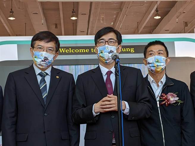 高雄巿長陳其邁（中）17日受訪。（曹明正攝）