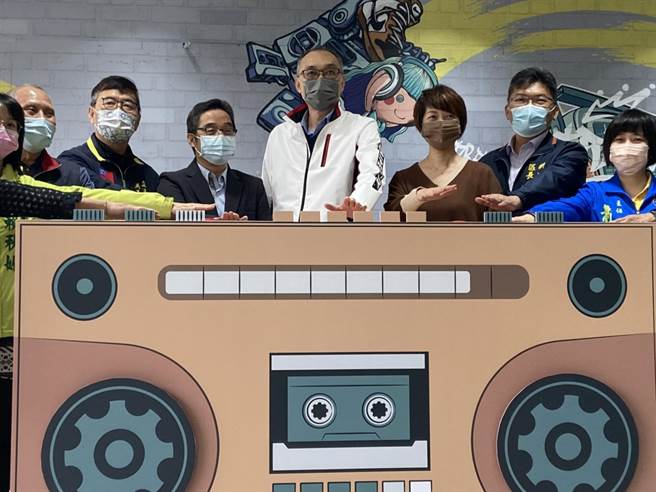 新北市文化局与桃园大眾捷运股份有限公司合作打造泰山站「FUN舞空间」，副市长谢政达今（17日）宣布正式启用。（叶书宏摄）