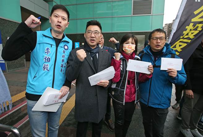 图为李柏毅（左）过去出席「纵横台北，反莱猪公投连署」记者会。（资料照/赵双杰摄）