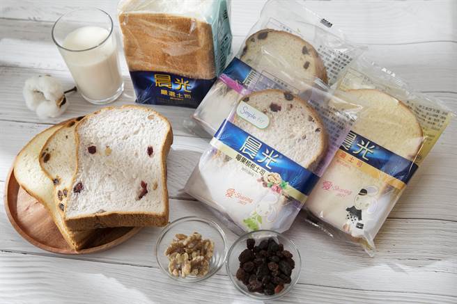 晨光土司系列有严选土司、奶油土司、葡萄土司及莓果核桃土司等选择。(图/中时新闻网摄)