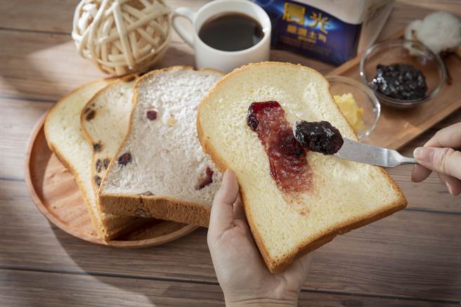 晨光土司系列吃法多元，单吃或涂果酱就很好吃。(图/中时新闻网摄)