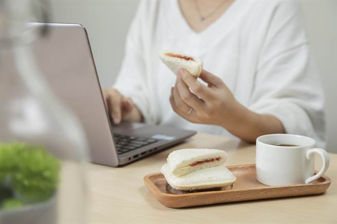 即日起于7-ELEVEN至111年1月11日，凡购买指定土司即享任选第二件五折优惠。(图/中时新闻网摄)