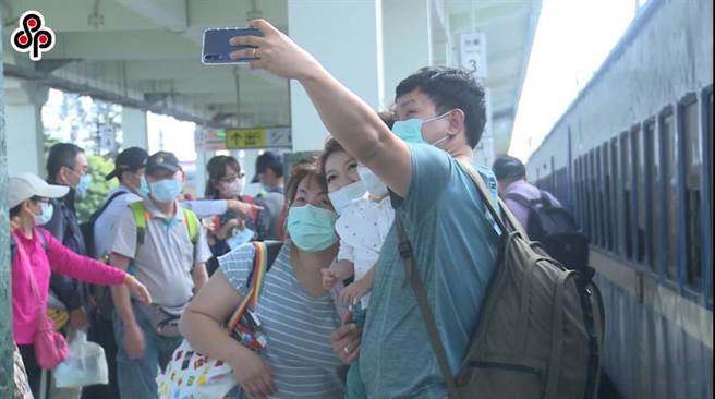 南迴铁路电气化去年23日正式通车，意味着全台唯一能开窗的蓝皮普快列车即将步入歷史，铁道迷赶着留下最后纪录。（本报资料照片）