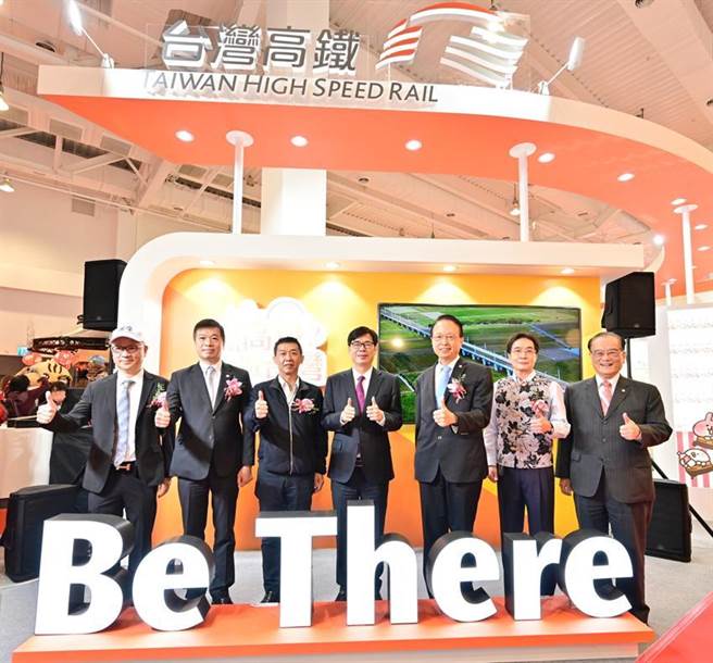 高雄市长陈其迈(中)、立委许智杰(左3)、台湾高铁董事长江耀宗(右3)、高雄旅行公会理事长吴盈良(左2)、台湾高铁总经理郑光远(右1)共同出席台湾高铁摊位开幕仪式。（图／台湾高铁提供）
