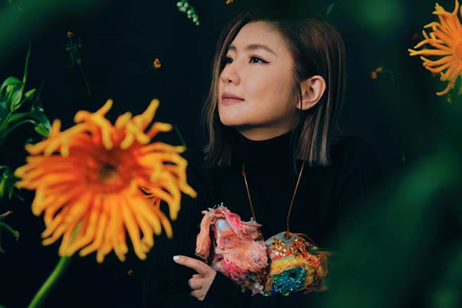 Selina接受主持人俊菖专访