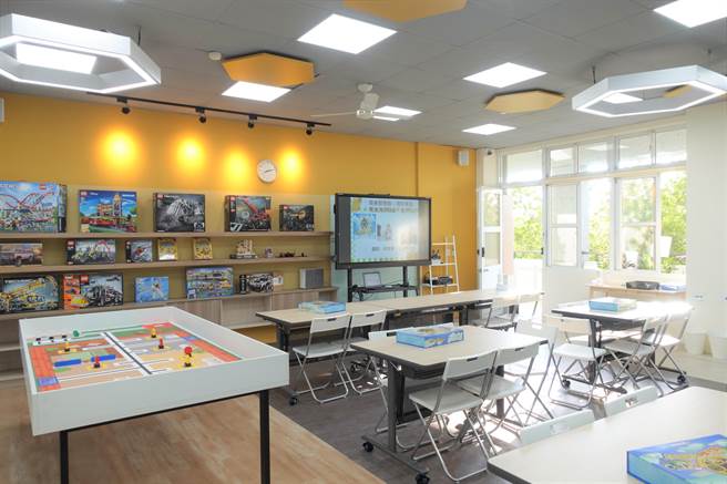 南投国中专业乐高积木教室则是让学生发会创意及机械最好的工具，也是目前南投最完整的乐高教育系列积木，在科技机械积木的拼装中，让学生真实操作工程车辆的机械设计。（校方提供／吴建辉南投传真）