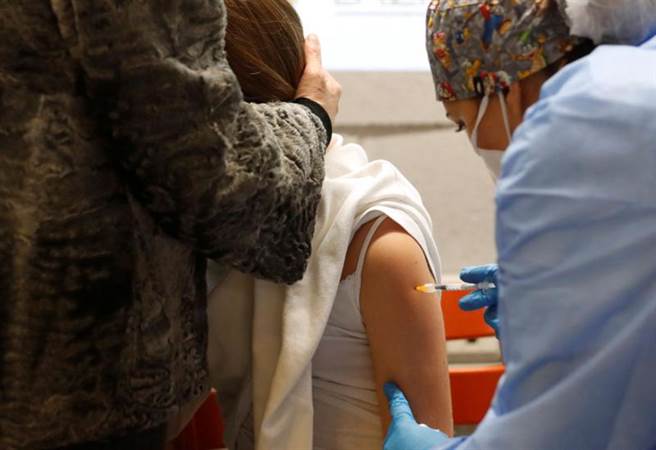 CDC疫苗安全小組的習以薩(Isaac See)表示，「我們對這波病例感到震驚，沒想到病情惡化到死亡之間的速度如此地快」。(圖/路透社)