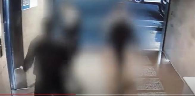 林森北路酒客遭3人埋伏圍砍 手臂插一把刀送醫脫險
。(翻攝自影片)