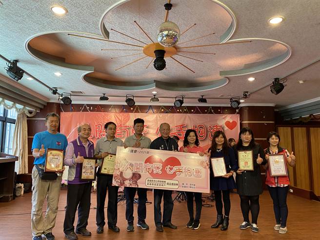 除邀请餐叙外，嘉县议会议长也捐赠弱势团体礼券。（张亦惠摄）