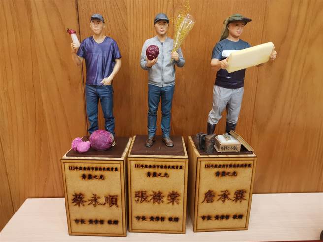 此次颁奖的奖杯3D列印奖杯十分精致可爱。（刘秀芬摄）