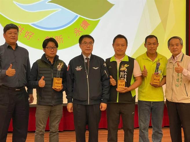 黄伟哲（左三）颁发詹承霖（右三）、蔡永顺（右二）、张禄棠（左二）「110年度台南市杰出表现青农」奖。（台南市农业局提供／刘秀芬台南传真）