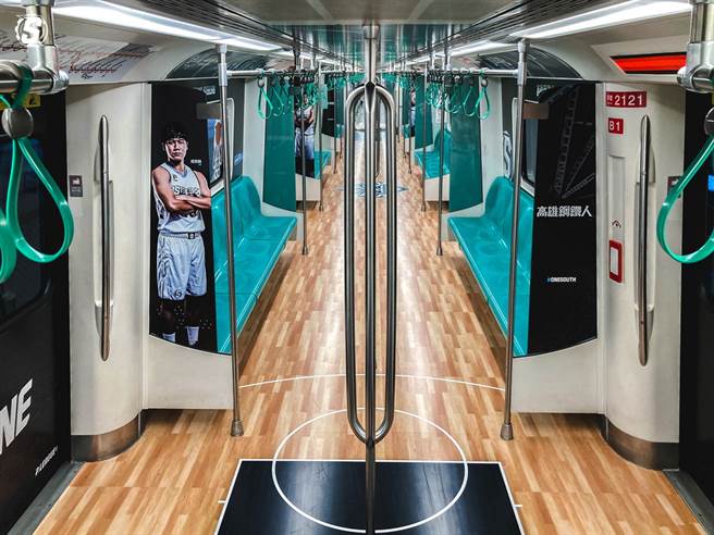 高雄钢铁人专属高雄捷运车厢内部的球场造型。(高雄钢铁人提供)