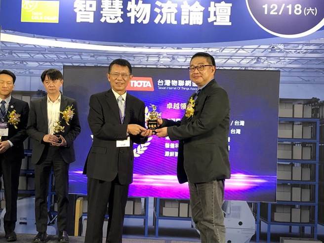 磐儀工業安全解決方案獲台灣物聯網協會金龍獎肯定，由磐儀物聯網事業群總監葉喬允(右)代表領獎。圖／磐儀提供