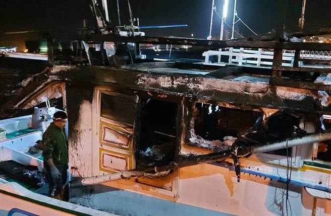 澎湖》2021年12月17日　澎湖　▲澎湖籍渔船 「信海发号」深夜海上火烧船，澎湖海巡队驰往救援。（澎湖海巡队提供／陈可文传真）