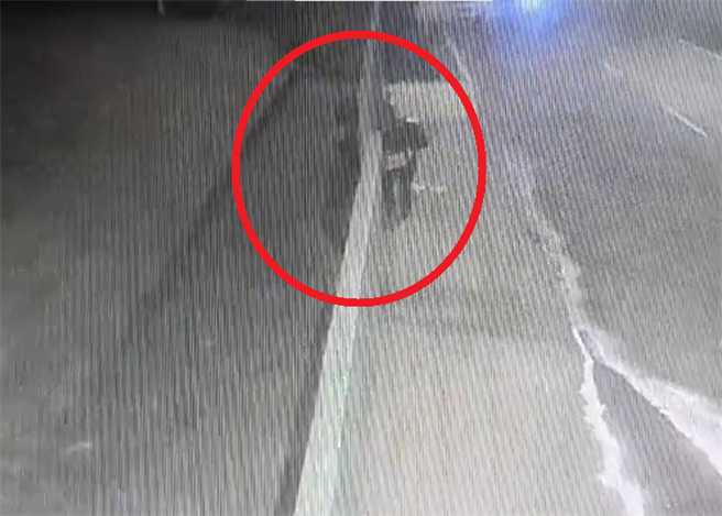 桃園市大潭電廠一處的鐵門16日晚間脫軌，不幸壓死一名員工。（民眾提供）