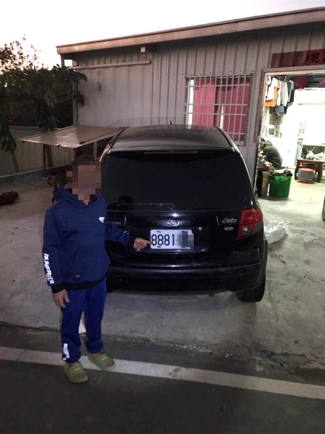 嚴男開著小客車懸掛已註銷車牌，半夜到田間偷芋頭。（大甲警分局提供／陳淑娥台中傳真）