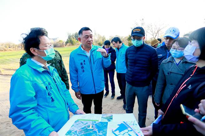 楊鎮浯縣長率縣府團隊現勘，期待克服困難早日完成建置。（金門縣府提供）