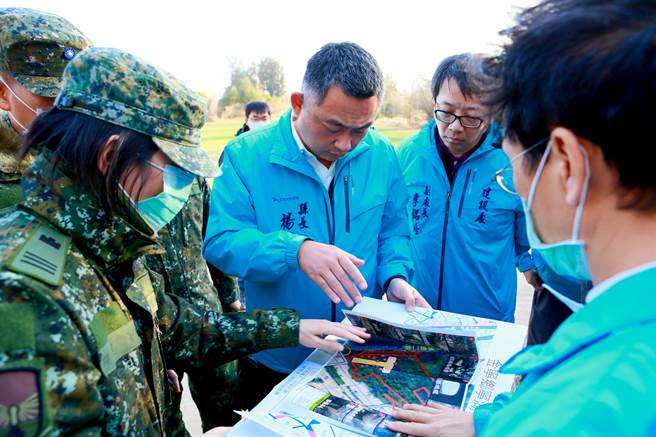 楊鎮浯縣長率縣府團隊與軍方現場會勘，期待克服困難早日完成建置。（金門縣府提供）