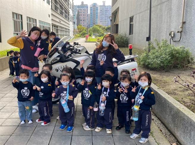 林口警分局小小波丽士萌翻天，化身为一日小小波丽士，让孩童了解基本的法律常识及亲身感受警察维持治安的辛劳，更让小朋友在成长过程中学习如何保护自己。(林口分局提供)