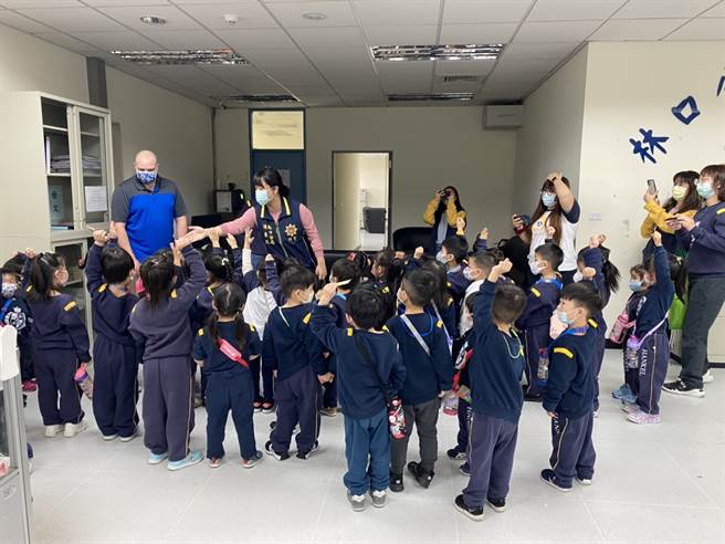 林口警分局小小波丽士萌翻天，化身为一日小小波丽士，让孩童了解基本的法律常识及亲身感受警察维持治安的辛劳，更让小朋友在成长过程中学习如何保护自己。(林口分局提供)