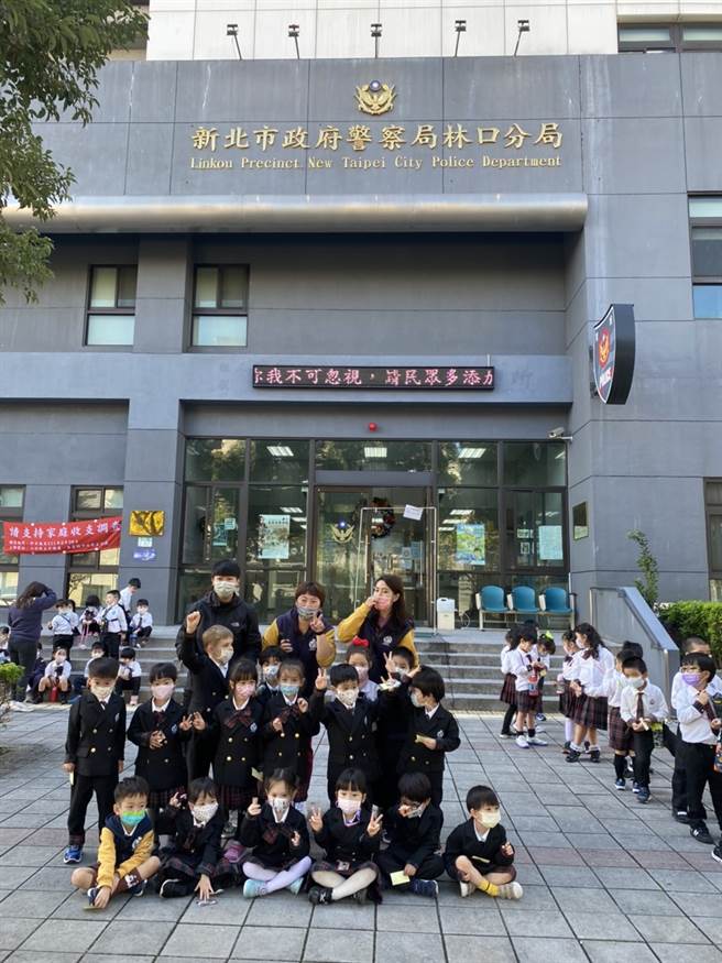 林口警分局小小波丽士萌翻天，化身为一日小小波丽士，让孩童了解基本的法律常识及亲身感受警察维持治安的辛劳，更让小朋友在成长过程中学习如何保护自己。(林口分局提供)