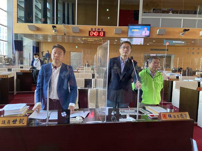 台中市議員陳世凱關切中二補選，選區內共258個票所候選人只能到104個票所進行監票，其他154個無法監票，是否合乎公平？（盧金足攝）