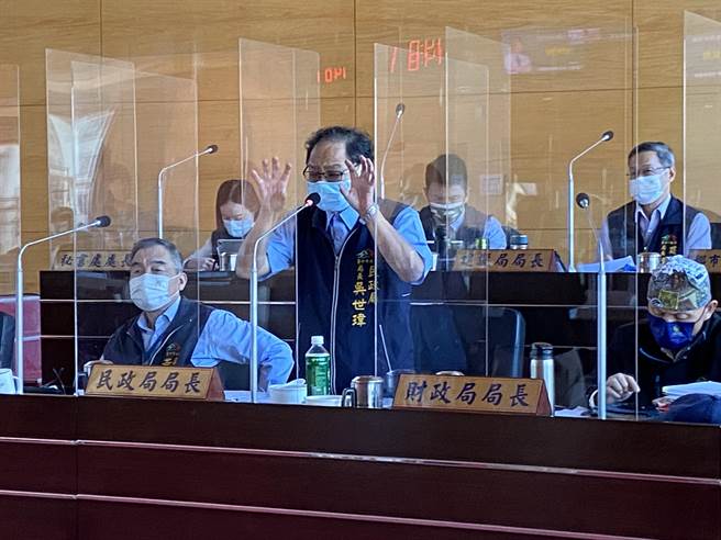 台中市民政局長吳世瑋說，監察員是苦差事，林靜儀與顏寬恒各為一百四十名選監人員，而且鄉親在投開票所監視開票過程，不容有所疏失。（盧金足攝）