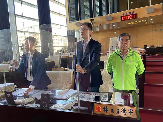 民進黨議員抨擊沙鹿區公所辦健行活動，民進黨參選人林靜儀被以穿參選人外套無法進場，但國民黨參選人顏寬恒以背心無參選人字眼卻能進會場，行政不中立。（盧金足攝）