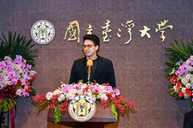 「國立台灣大學國際學位生助學金」獲獎代表，哲學所博士班饒忠恕(Michael John Rau)致詞。(台大提供／李侑珊台北傳真)