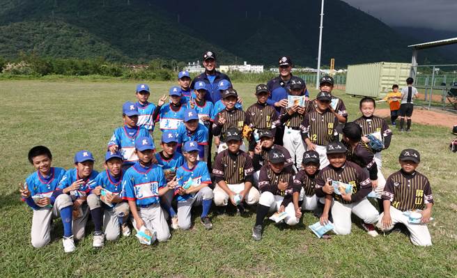 高国辉（后方左）相隔4年再度参与关怀杯，与高国庆同组监场。（毛琬婷摄）