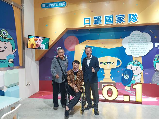口罩国家对华新医材董事长郑永柱(右)是许多创新功能型口罩的发明家，与公益演唱会获邀演出的励志歌王阿吉仔在观光工厂内参观后合影。（谢琼云摄）