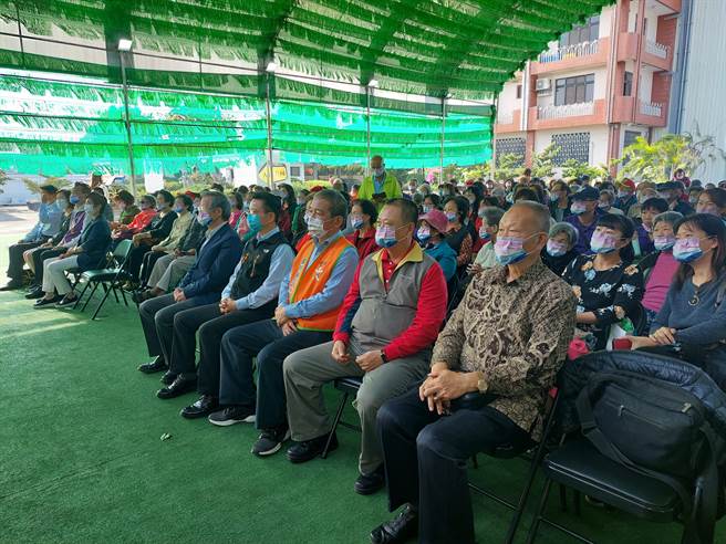 现场400位受邀的社区长者、荣家爷爷们沉醉在优美歌声中。（谢琼云摄）