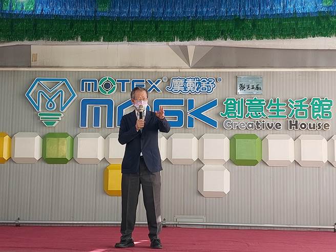 华新医材董事长郑永柱说，明年元月将要挑战口罩金氏世界纪录。（谢琼云摄）