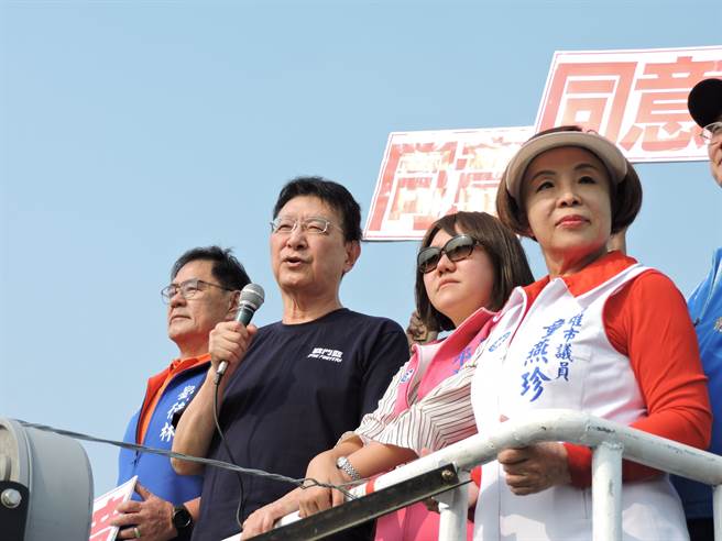 中廣董事長趙少康今(17日)到高雄參加，由民間鬥士團體發起的「四個都同意，毒豬滾出去」車隊遊行。（洪靖宜攝）