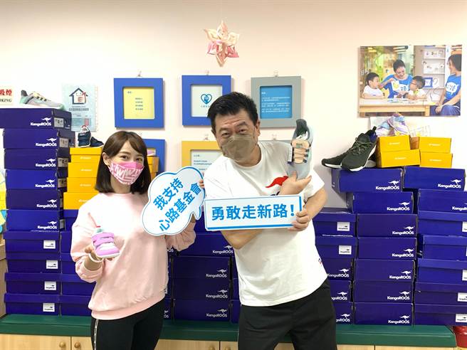 孫德榮(右)和賴薇如做公益。(經紀人林修毅提供) 