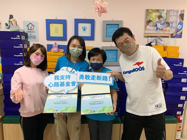 孫德榮和賴薇如做公益。(經紀人提供)  