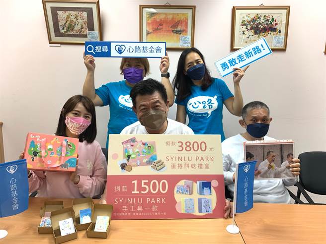 孫德榮和賴薇如做公益。(經紀人提供)