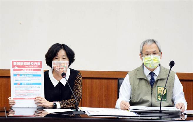 屏东县副县长吴丽雪（左）呼吁入境居家检疫民眾，务必遵守防疫规则。（林和生摄）