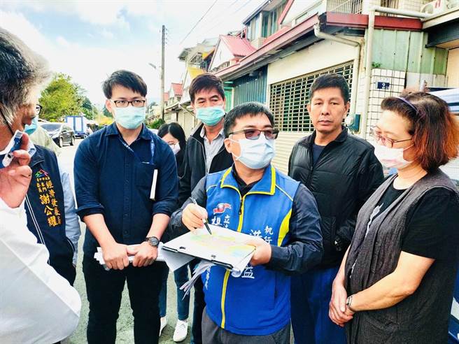 后里圳寮工业区联外道路衔接甲后路迟未打通，立委杨琼璎服务团队前往会勘。（陈淑娥摄）