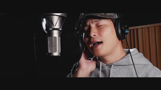 孙协志在录《飢饿游戏》5周年纪念单曲编曲时表情很投入。（中视提供）