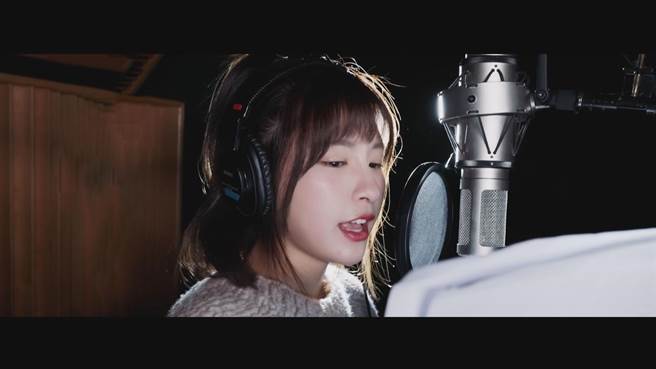 峮峮首进录音室歌声被讚很可爱。（中视提供）