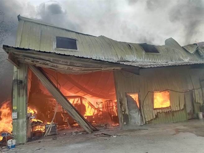 新竹县芎林乡一处家具厂1楼起火，浓烟密布吓到路人。（翻摄照片）
