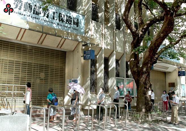 劳保局表示，新制劳退基金年度运用收益，由劳保局于每年3月底前办理前一年度盈亏分配并揭示于劳工退休金个人专户，但要领取劳工退休金劳工应年满60岁才能领取。（报系资料照）