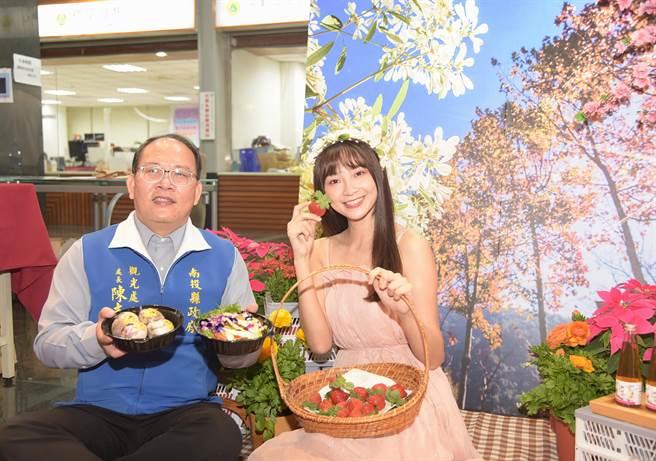 2021南投花卉嘉年华即将启动，17日南投县政府观光处长陈志贤，与南投观光大使高曼容一同宣布「恋恋花游记」正式展开。（县府提供／吴建辉南投传真）