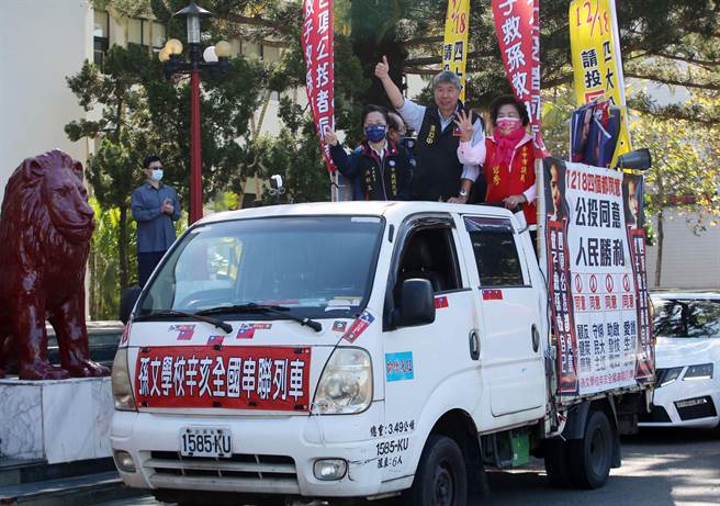 孫文學校總校長張亞中17日到台中進行公投遊行宣講，他表示，自稱台灣隊的民進黨，老是在台灣社會搞分化，他們是「出賣台灣隊」、「對不起台灣隊」、他們是「不是台灣隊」。（黃國峰攝）