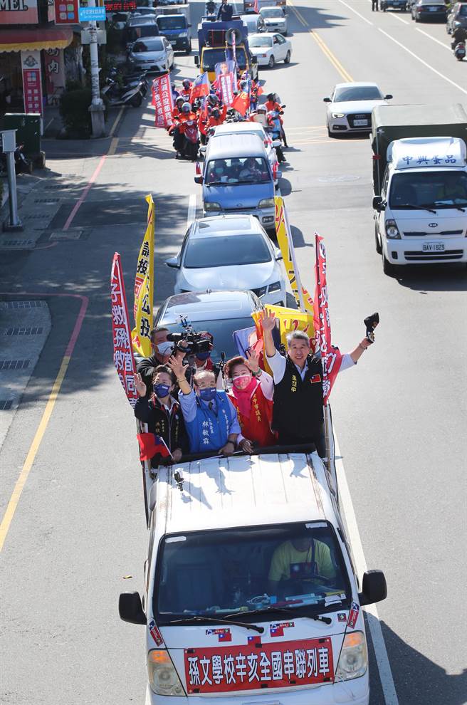 孫文學校總校長張亞中17日到台中進行公投遊行宣講，他指出民進黨在這次的公投上，是用愚昧對抗知識，用民粹來對抗公民，談的是謊言。（黃國峰攝）