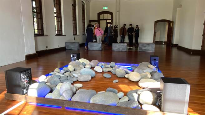藝術家郭柏俞、佘文瑛「太認真」駐村展《海從山上滾下來》，用大量的仿真溪石物件、溪岸的聲音，於展場打造擬自然的場景。（劉秀芬攝）