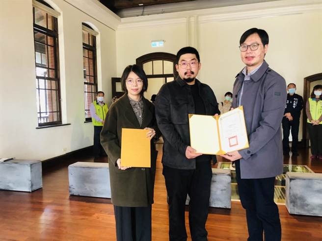 總爺藝文中心17日起推出藝術家郭柏俞（中）、佘文瑛（左）駐村展。（台南市文化局提供／劉秀芬台南傳真）