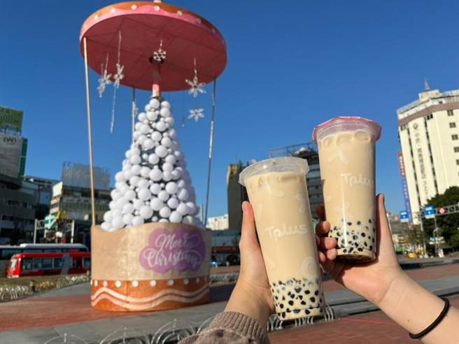繼光香香雞中山旗艦店搶搭台中珍珠奶茶耶誕樹風潮，拍照打卡「400杯珍奶免費送」。圖／繼光香香雞提供
